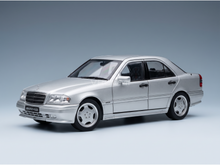 Modèle réduit Mercedes-Benz AMG argenté de la marque Vroomi, réplique détaillée en métal moulé sous pression avec jantes en alliage et design classique.