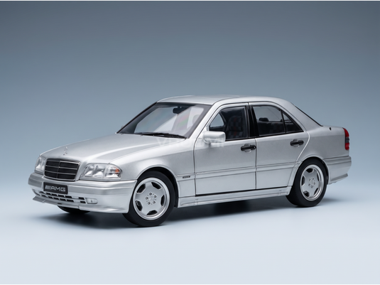 Maqueta de coche Mercedes-Benz AMG plateada de Vroomi, réplica detallada de fundición a presión con llantas de aleación y diseño clásico.