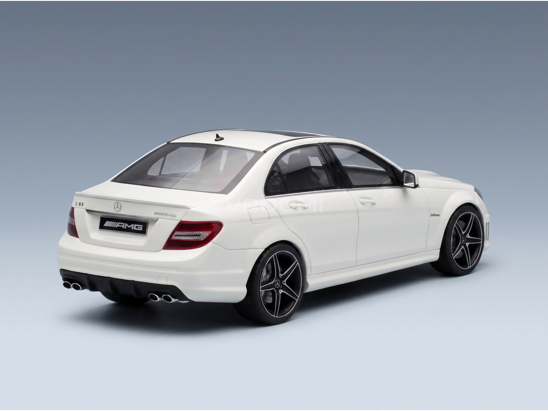 MERCEDES BENZ - C-KLASSE C63 AMG 2007 - DIAMOND WHITE - STRATAUTO'S