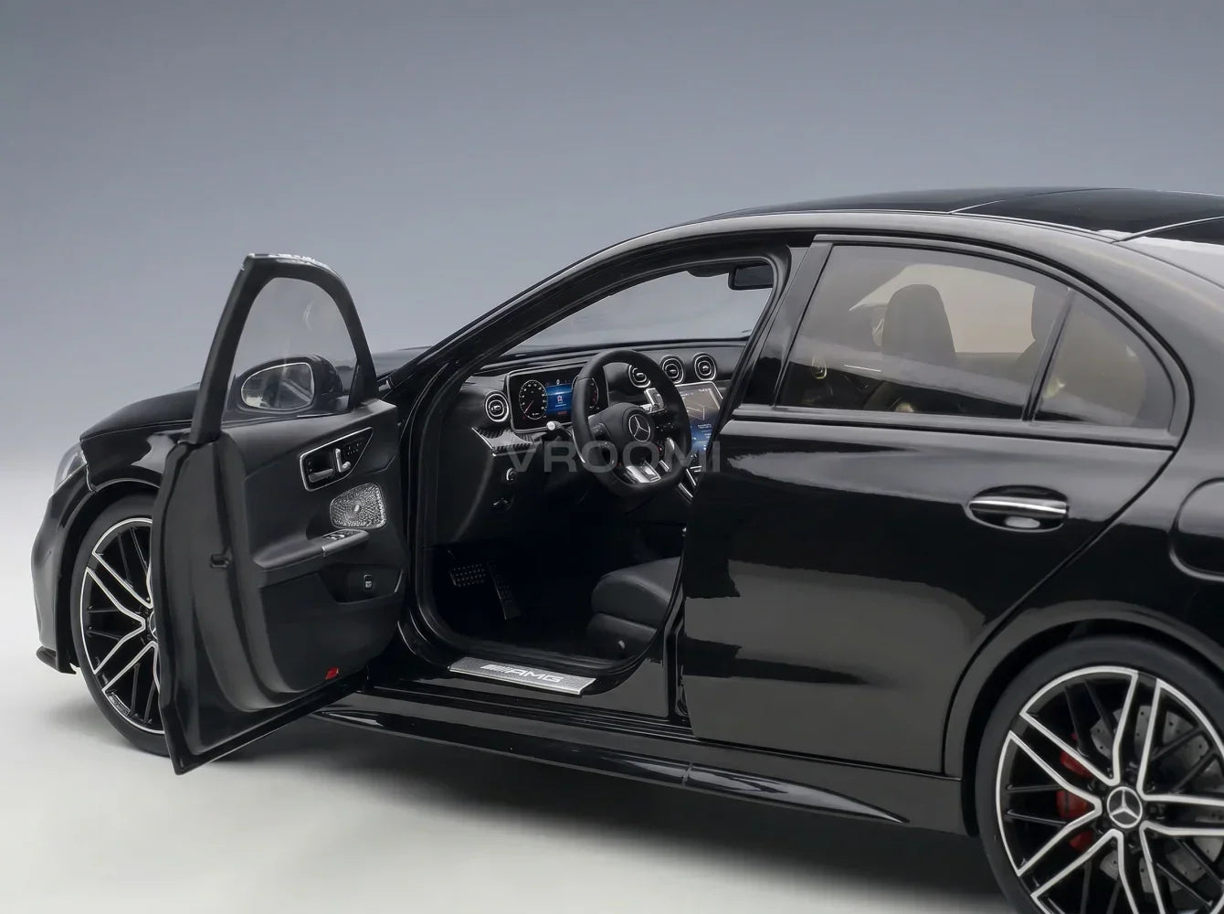 MERCEDES BENZ - C-KLASSE C63 S E-PERFORMANCE 2024 - OBSIDIAN BLACK Vroomi Schaalmodellenwinkel