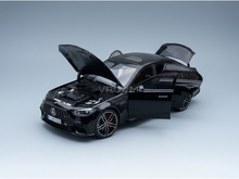 Maqueta de un Mercedes-Benz negro con las puertas y el capó abiertos, presentada por Vroomi para coleccionistas.