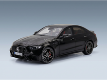 Maqueta de coche Mercedes-Benz AMG negro de Vroomi, con una parrilla y llantas de aleación muy detalladas.