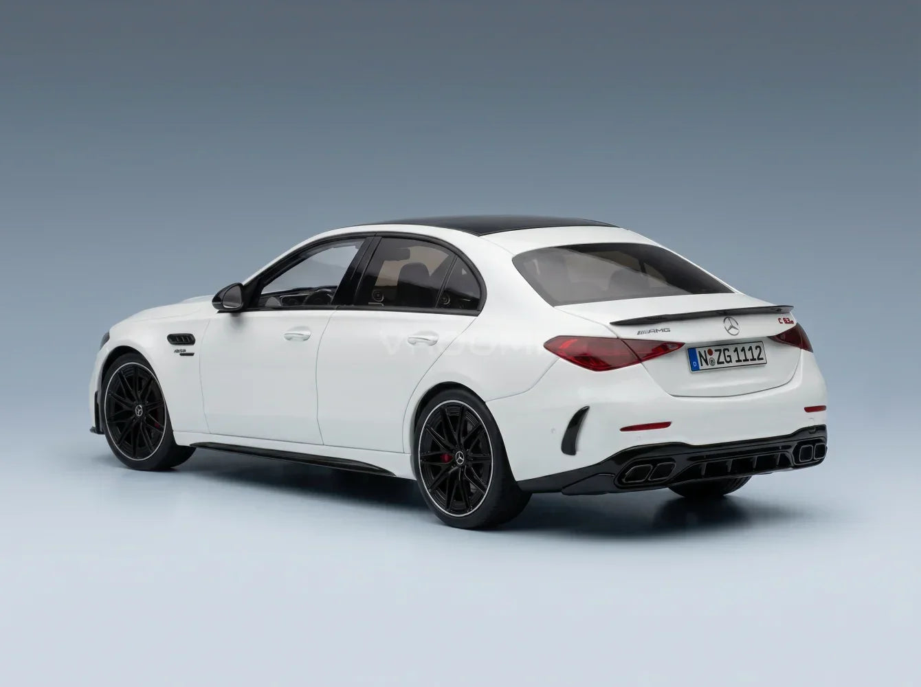 MERCEDES BENZ - C-KLASSE C63 S E-PERFORMANCE 2024 - OPALITH WIT Vroomi Schaalmodellen Shop
