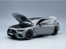 Coche a escala Mercedes-AMG GT 63 S en gris plata con capó y puertas practicables, presentado por Vroomi.