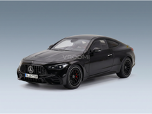 Maqueta de coche Mercedes-Benz negro de Vroomi, con un diseño elegante y ruedas muy detalladas.
