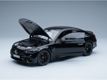 Maqueta a escala del Mercedes-AMG GT 63 S negro, con el capó abierto, motor detallado y pinzas de freno rojas, en Vroomi