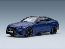 Maqueta de coche Mercedes-Benz azul de Vroomi, con un diseño elegante y llantas negras