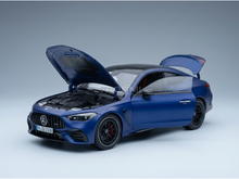 Maqueta de coche Mercedes-Benz azul con el capó y el maletero abiertos, presentada por Vroomi para coleccionistas.