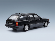 Maqueta a escala de una furgoneta Mercedes-Benz negra de Vroomi, con detalles como las barras de techo y las llantas de aleación clásicas.
