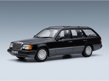 Maqueta a escala de un Mercedes-Benz Clase E familiar negro de Vroomi, réplica detallada de fundición a presión con llantas cromadas.