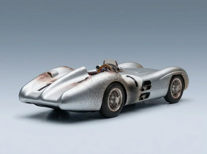 MERCEDES BENZ - F1 W196R STREAMLINERS N.º 1: POLE POSITION 4.º GP DE GRAN BRETAÑA (VERSIÓN «SUCIA») JUAN MANUEL FANGIO, CAMPEÓN DEL MUNDO DE 1954 - CON VITRINA - Vroomi: Tienda de maquetas de coches a escala