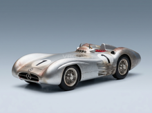 MERCEDES BENZ - F1  W196R STREAMLINERS N 1 POLE POSITION AND 4th BRITISH GP (DIRTY VERSION) JUAN MANUEL FANGIO 1954 WORLD CHAMPION - CON VETRINA - WITH SHOWCASE - SILVER
