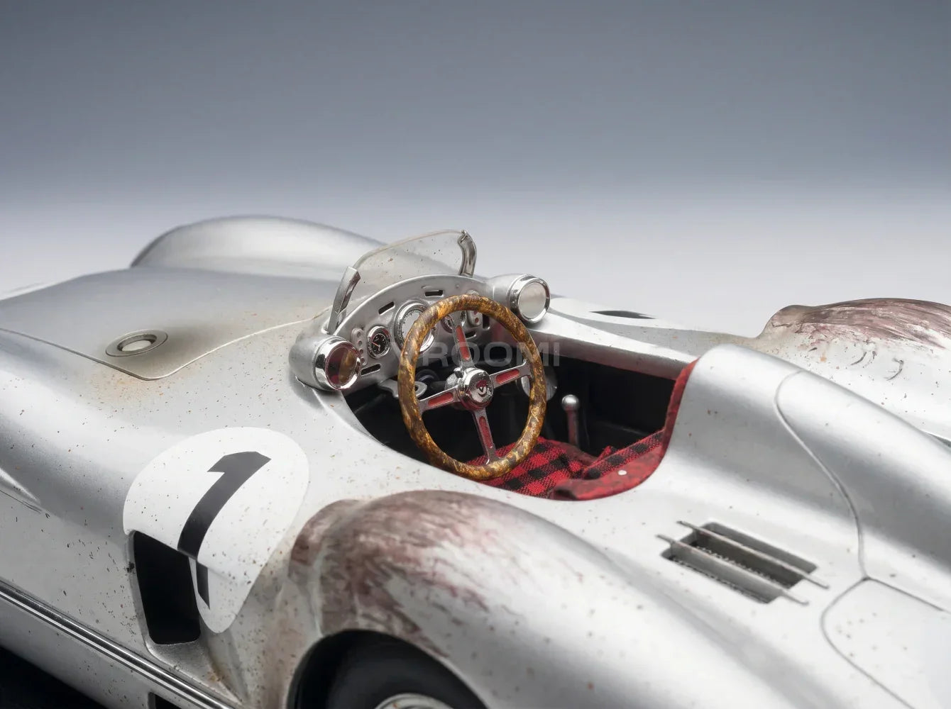 MERCEDES BENZ - F1 W196R STREAMLINERS N.º 1: POLE POSITION 4.º GP DE GRAN BRETAÑA (VERSIÓN «SUCIA») JUAN MANUEL FANGIO, CAMPEÓN DEL MUNDO DE 1954 - CON VITRINA - Vroomi: Tienda de maquetas de coches a escala