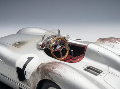 MERCEDES BENZ - F1 W196R STREAMLINERS N.º 1: POLE POSITION 4.º GP DE GRAN BRETAÑA (VERSIÓN «SUCIA») JUAN MANUEL FANGIO, CAMPEÓN DEL MUNDO DE 1954 - CON VITRINA - Vroomi: Tienda de maquetas de coches a escala