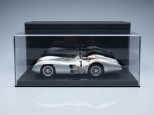 MERCEDES BENZ - F1  W196R STREAMLINERS N 1 POLE POSITION AND 4th BRITISH GP (DIRTY VERSION) JUAN MANUEL FANGIO 1954 WORLD CHAMPION - CON VETRINA - WITH SHOWCASE - SILVER