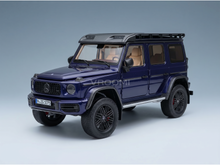 Maqueta a escala de un Mercedes-Benz G-Wagon azul con portaequipajes en el techo, presentada por Vroomi para coleccionistas.
