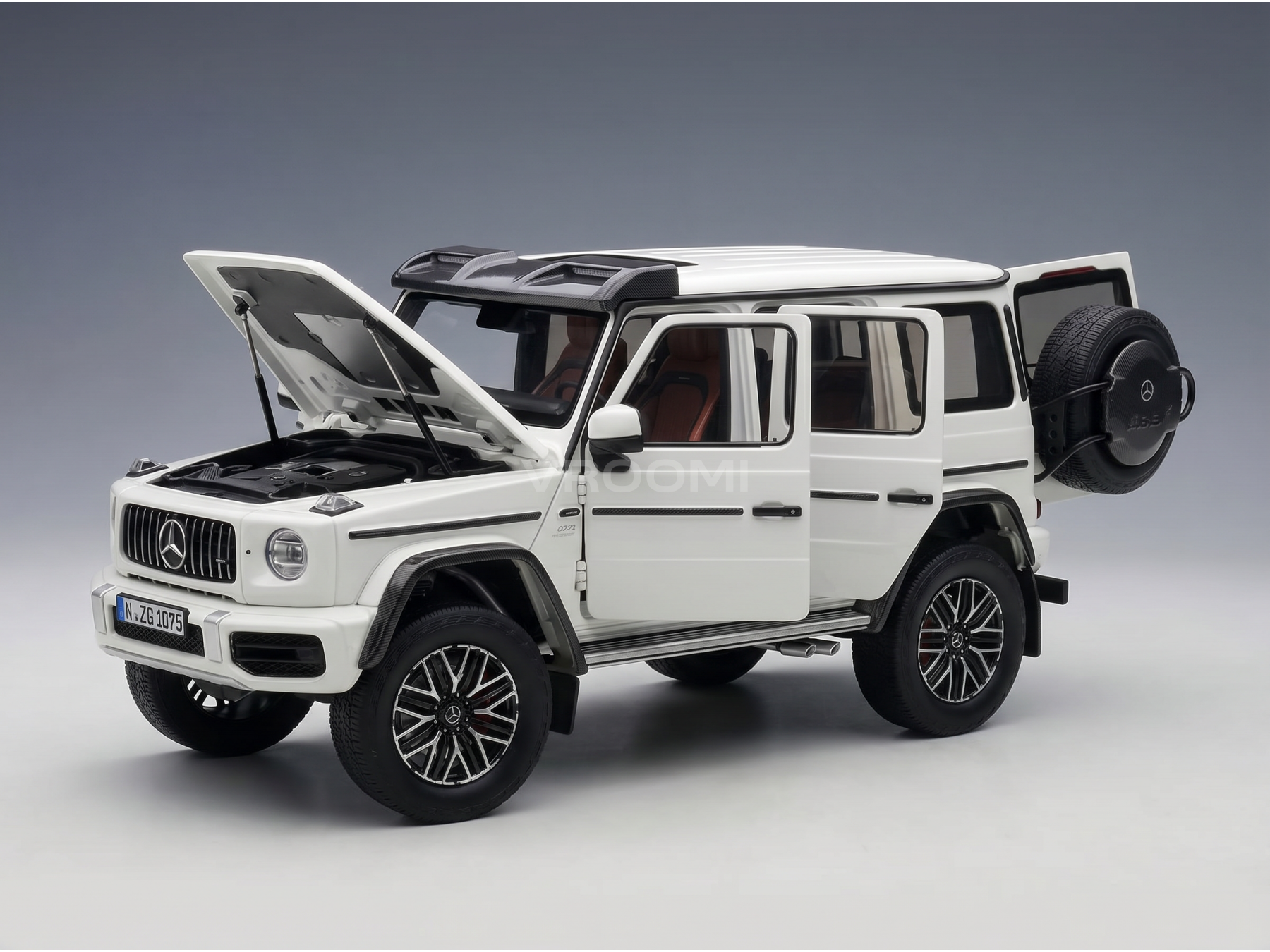 modellino in scala di una Mercedes-Benz G-Wagen bianca modellino porte e cofano aperti, presentato da Vroomi