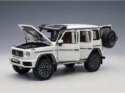 modellino in scala di una Mercedes-Benz G-Wagen bianca modellino porte e cofano aperti, presentato da Vroomi