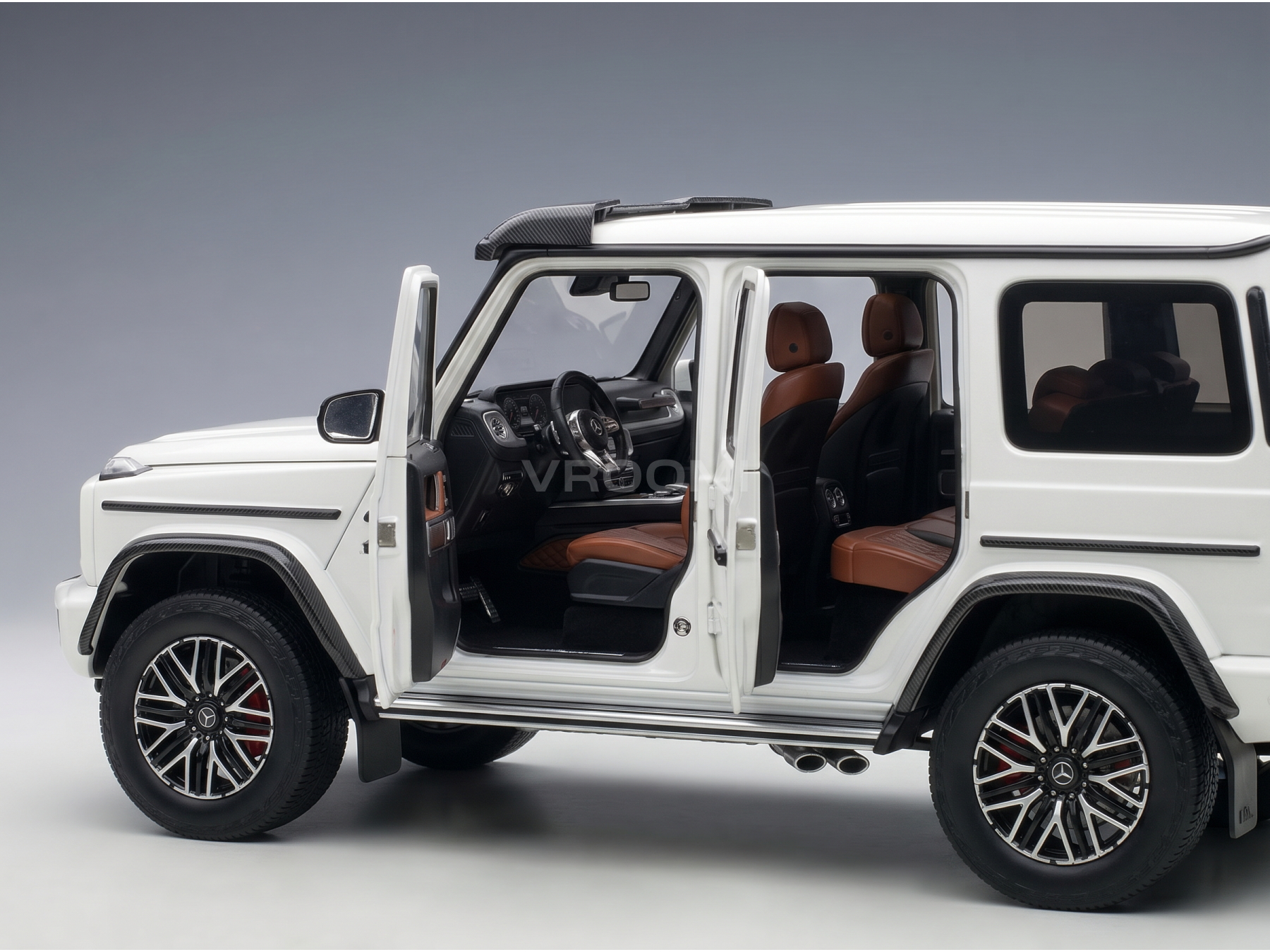 modellino in scala di una Mercedes-Benz G-Wagen bianca modellino le portiere aperte e interni curati nei minimi dettagli, su Vroomi