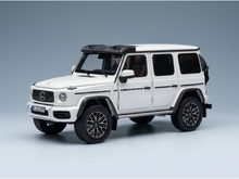 Maqueta a escala de un Mercedes-Benz G-Wagon blanco de Vroomi, réplica detallada de fundición a presión con detalles en negro