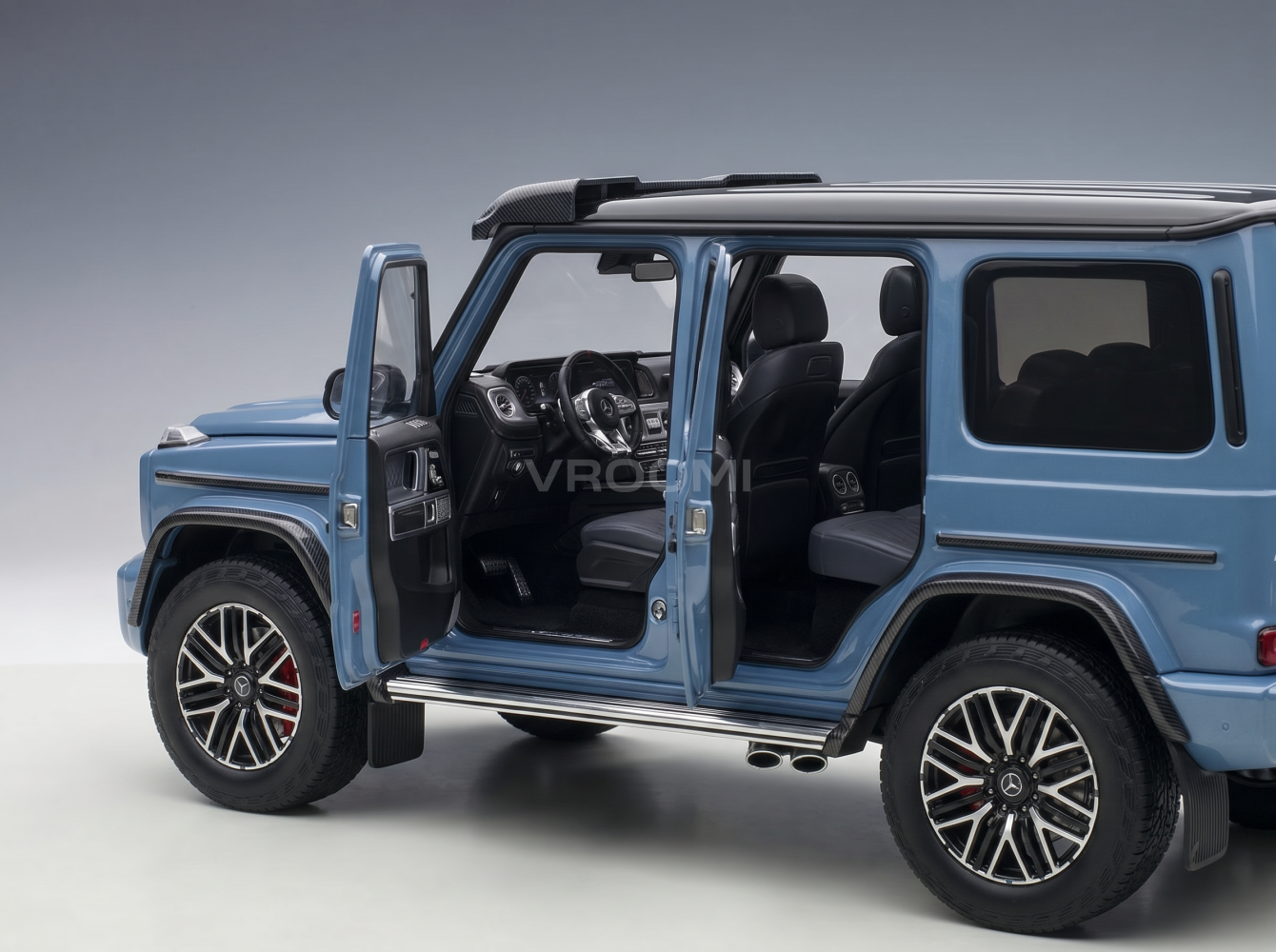 MERCEDES-BENZ – G-KLASSE G63 4x4 AMG 2023 – VINTAGE BLUE – Modellauto auf Vroomi