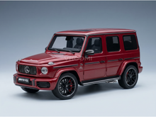 Rotes Mercedes-AMG G63-Modellauto von Vroomi mit detailgetreuem Design und schwarzen Felgen.
