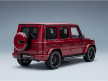 Rotes Mercedes-AMG G63-Modellauto von Vroomi, eine detailgetreue Nachbildung im Maßstab 1:18 mit schwarzen Felgen und Reserverad.