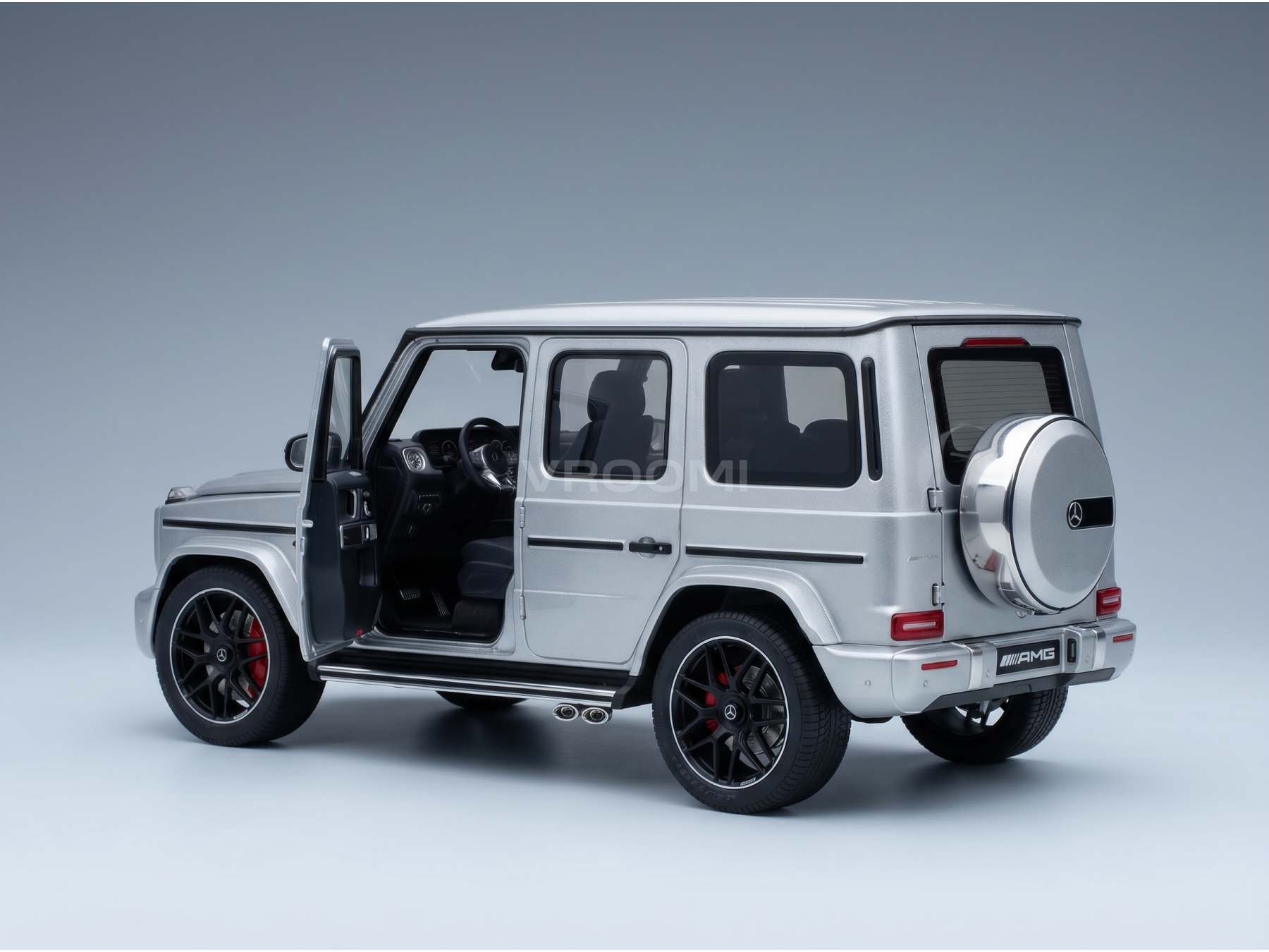 Zilverkleurig Mercedes-AMG G63-schaalmodel met open deuren, gedetailleerd interieur en Vroomi-logo