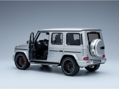 Zilverkleurig Mercedes-AMG G63-schaalmodel met open deuren, gedetailleerd interieur en Vroomi-logo