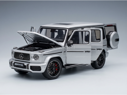 Zilverkleurig Mercedes-AMG G63-schaalmodel met open deuren en motorkap, gedetailleerde motor, bij Vroomi