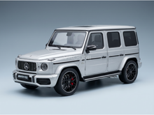 Silbernes Mercedes-AMG G63-Modellauto von Vroomi mit schwarzen Felgen und detailgetreuer Gestaltung.