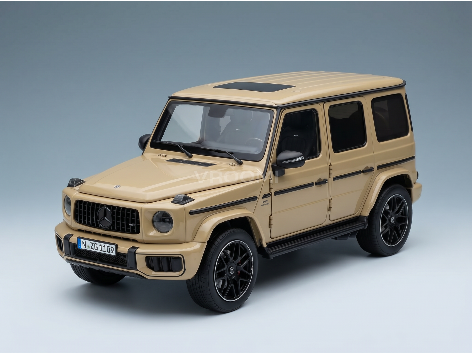 modellino in scala di una Mercedes-Benz G-Wagon beige modellino cerchi neri, presentato da Vroomi per i collezionisti.