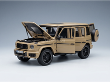 Maqueta de un Mercedes G-Wagon de color beige con el capó y las puertas abiertos y un motor detallado, de Vroomi