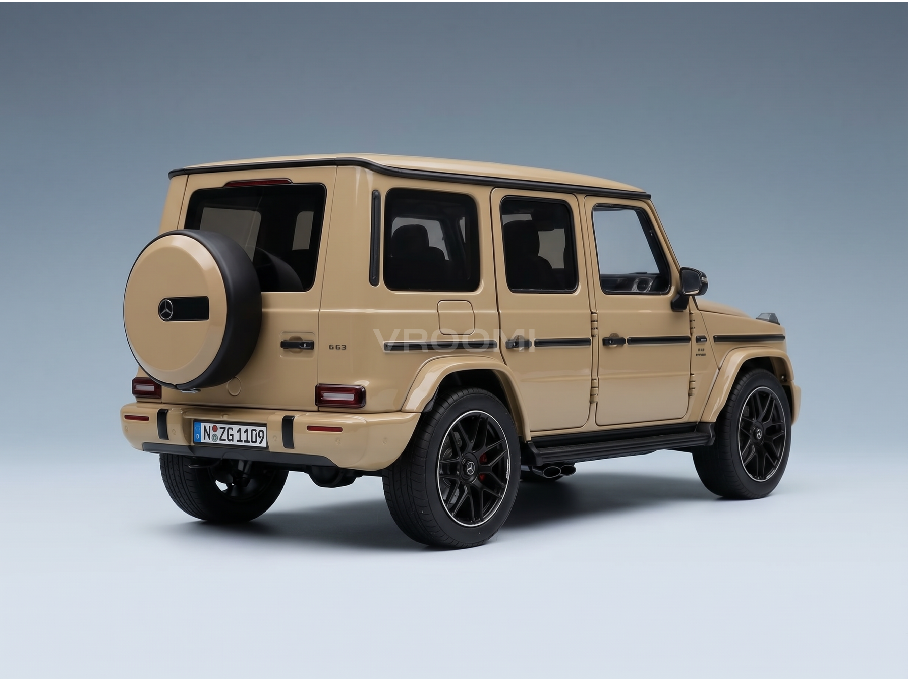 modellino in scala della Mercedes-Benz G63 color beige modellino cerchi neri e ruota di scorta, pensato per i collezionisti di Vroomi.