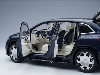 modellino di lusso in scala blu modellino porte aperte, interni color crema e cabina di pilotaggio ricca di dettagli — Vroomi