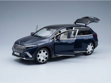 Maqueta a escala de un SUV Mercedes-Benz EQS azul con las puertas y el maletero abiertos, presentada por Vroomi para coleccionistas.