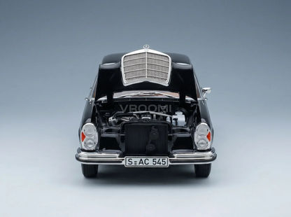 Schwarzes Mercedes-Benz-Modellauto mit geöffneter Motorhaube und detailgetreuem Motor bei Vroomi
