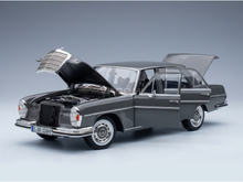 Maqueta a escala del Mercedes-Benz 230S de 1965, con el capó, las puertas y el maletero abiertos, presentada por Vroomi para coleccionistas.