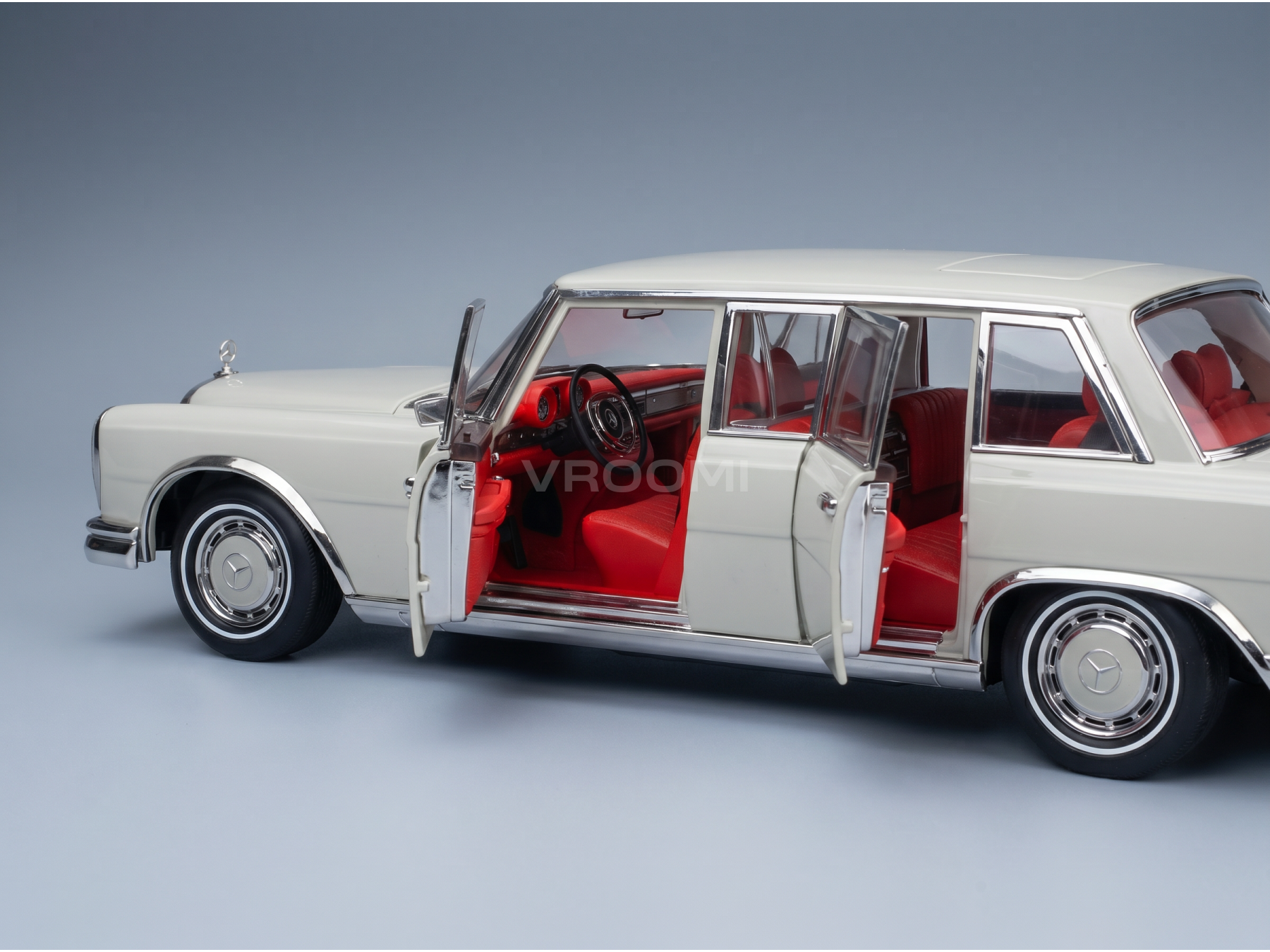 Maquette de voiture Mercedes-Benz de couleur crème avec intérieur rouge et portes ouvrables, de la marque Vroomi