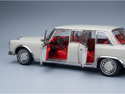 Maquette de voiture Mercedes-Benz de couleur crème avec intérieur rouge et portes ouvrables, de la marque Vroomi