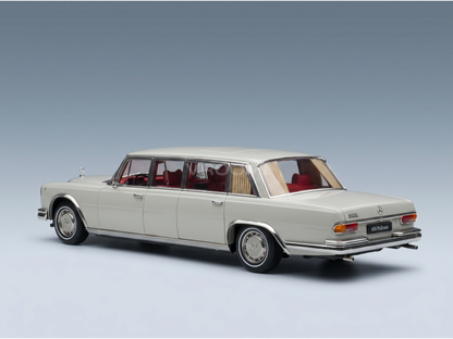 Modèle réduit de luxe de la Mercedes-Benz 600 Pullman de la marque Vroomi, doté d'un intérieur rouge et d'un design classique.