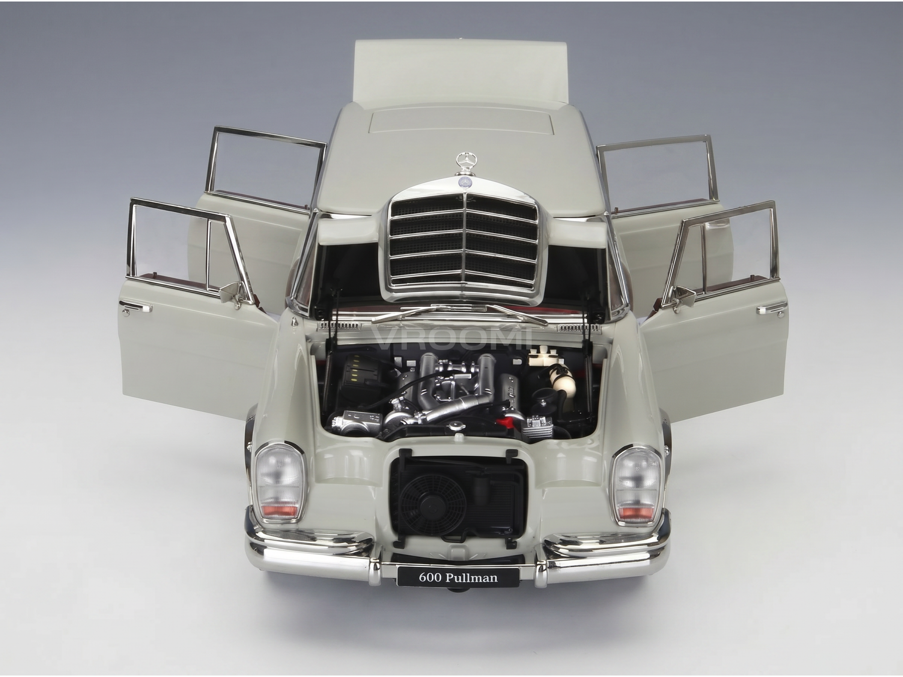 Modèle réduit de Mercedes 600 Pullman blanche avec portes et capot ouverts, moteur détaillé, Vroomi