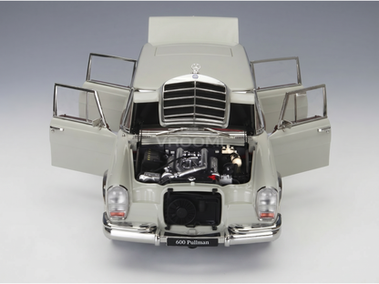 Modèle réduit de Mercedes 600 Pullman blanche avec portes et capot ouverts, moteur détaillé, Vroomi