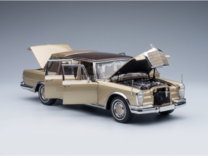 MERCEDES-BENZ - CLASSE S 600 PULLMAN (W100) LANDAULET À TOIT SOUPLE, SEMI-DÉCAPOTABLE, 1972 - OR MÉTALLISÉ - VOITURES DE ROUTE