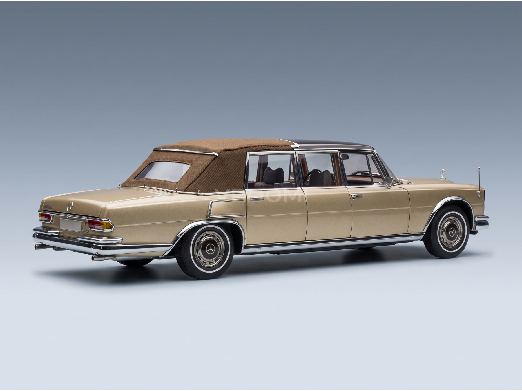 MERCEDES-BENZ - CLASSE S 600 PULLMAN (W100) LANDAULET À TOIT SOUPLE, SEMI-DÉCAPOTABLE, 1972 - OR MÉTALLISÉ - VOITURES DE ROUTE