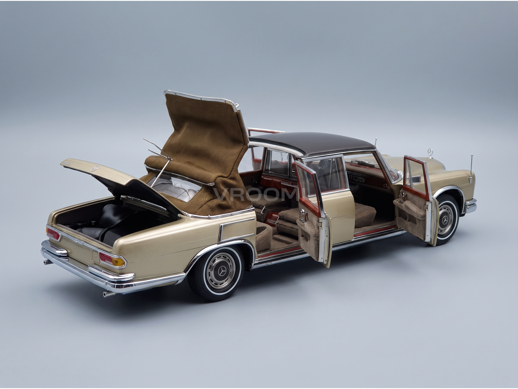 MERCEDES-BENZ - CLASSE S 600 PULLMAN (W100) LANDAULET À TOIT SOUPLE, SEMI-DÉCAPOTABLE, 1972 - OR MÉTALLISÉ - VOITURES DE ROUTE