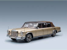 MERCEDES BENZ - S-KLASSE 600 PULLMAN (W100) LANDAULET MET ZACHTE KAP, HALFCABRIOLET 1972 - GOUDMETALLIC - STRAATWAGENS