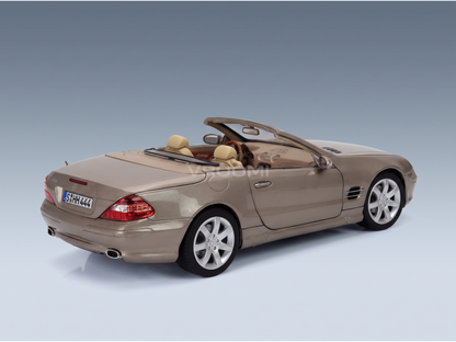Mercedes-Benz SL 500 schaalmodel in goud metallic, cabriolet met neergelaten dak, gedetailleerd interieur, Vroomi collectie.