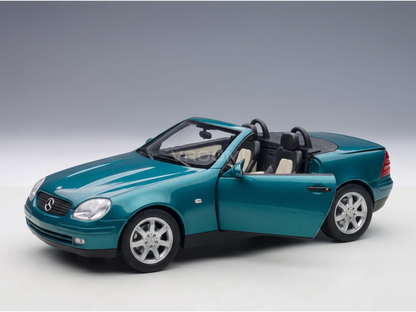 Modellino in scala Mercedes-Benz SLK color verde acqua con capote aperta, esposto da Vroomi per collezionisti