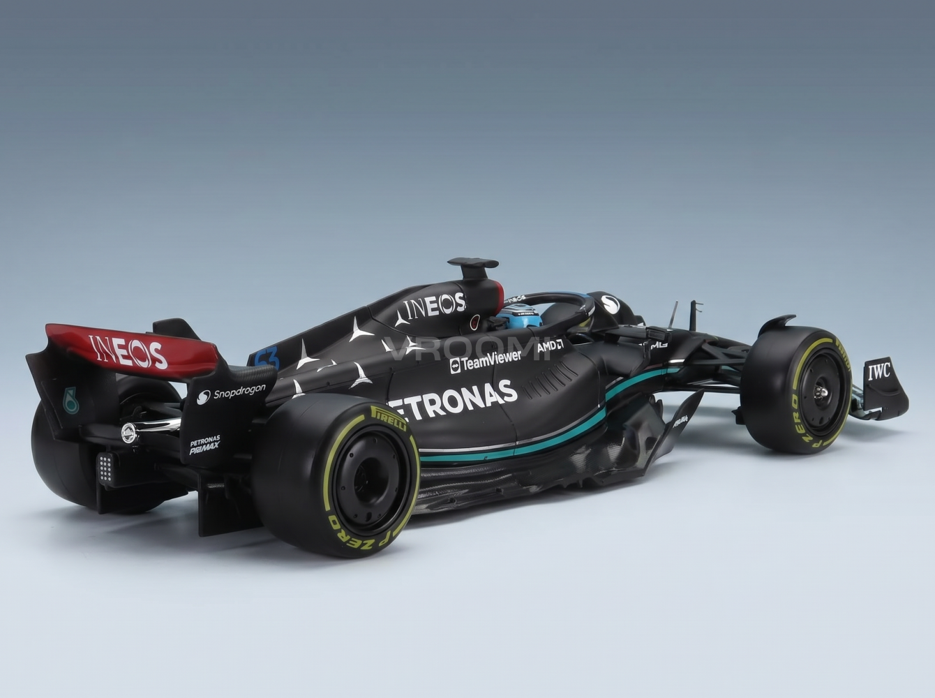 MERCEDES GP | F1 W14 TEAM MERCEDES-AMG PETRONAS FORMULA ONE N 63 SEIZOEN 2023 GEORGE RUSSELL - MET PILOOT EN VITRINE Schaalmodelauto op Vroomi